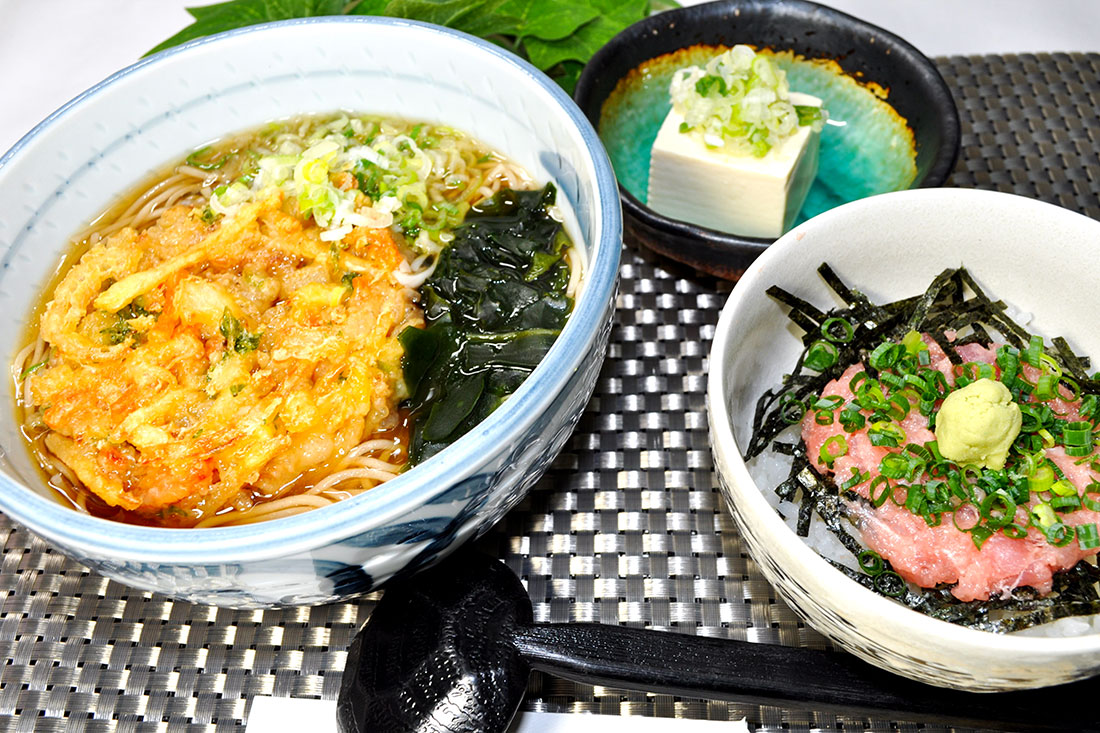 かき揚げ蕎麦　小ねぎとろ丼